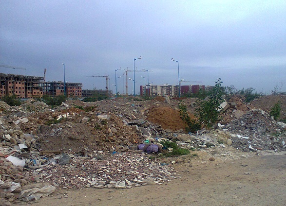 الجديدة: أكوام هائلة من الأتربة والأحجار تغزو القطب الحضري حي المطار والسلطات تلتزم الصمت