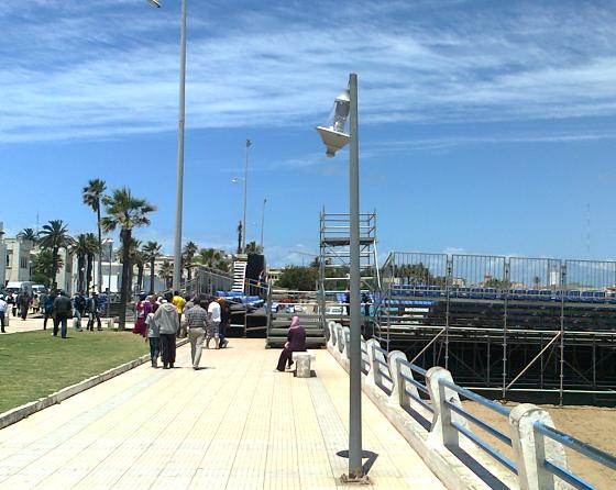 الموسم الصيفي على الابواب والمصابيح الكهربائية والكاشفات الضوئية معطلة بشاطئ الجديدة