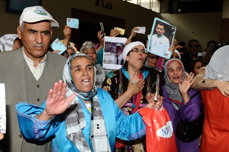 آباء وأولياء معتقلي الخميس الأسود ممتنون للأيادي البيضاء لصاحب الجلالة الملك محمد السادس