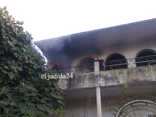 بالصور.. اندلاع حريق بفيلا مهجورة بشارع محمد السادس بالجديدة