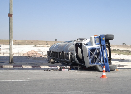 بالصور.. انقلاب شاحنة محملة بمادة كيميائية خطيرة قرب مدينة ازمور