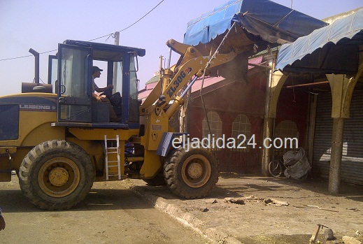 بالصور.. السلطات المحلية والأمنية بالزمامرة تشن حملة لتحرير الملك العمومي بوسط المدينة