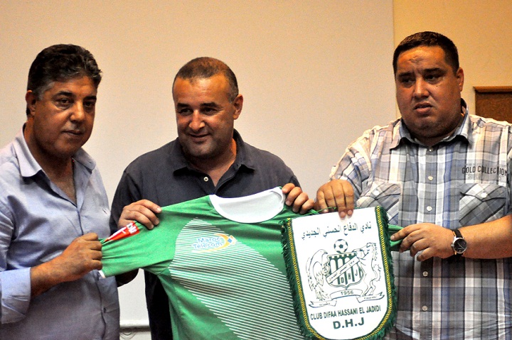 مدرب المنتخب الجزائري الأسبق عبد الحق بنشيخة يوقع عقدا لتدريب الفريق الجديدي