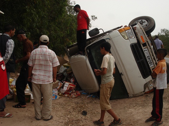 بالصور.. انقلاب شاحنة محملة بالمواد الغدائية بين الجديدة وازمور