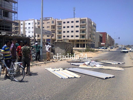 الجديدة: عمال إحدى ورشات البناء يحتجون ويقطعون الطريق المؤدي إلى محطة القطار