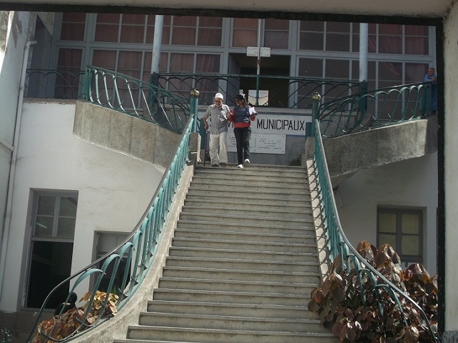 عذاب مستمر للمسنين والمرضى والمعاقين مع أدراج المقاطعة الحضرية الثانية بالجديدة