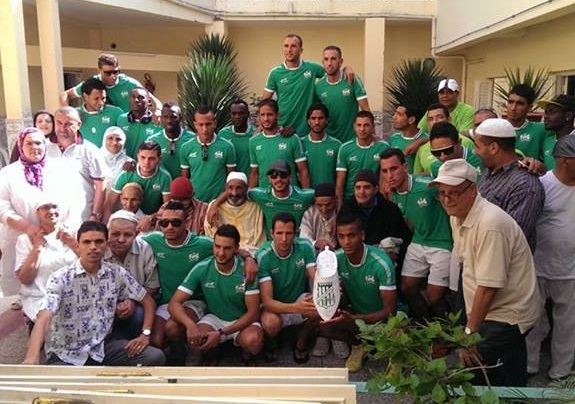 فريق الدفاع الحسني الجديدي يزور دار المسنين بالجديدة