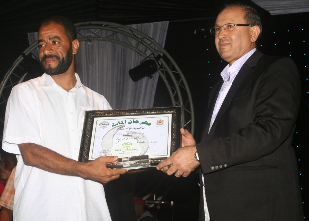 عامل إقليم سيدي بنور يكرم ابن مدينة الزمامرة المنشط المصطفى عبده