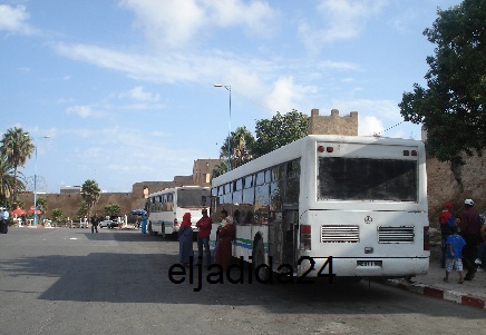 عمال ومستخدمي شركة آزاما يحتجون ويضربون عن العمل بسبب شركة النقل الحضري الجديدة