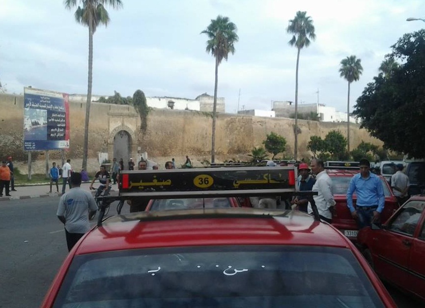 أكثر من 30 سيارة اجرة صغيرة تواصل اعتصامها واحتجاجها وسط مدينة ازمور