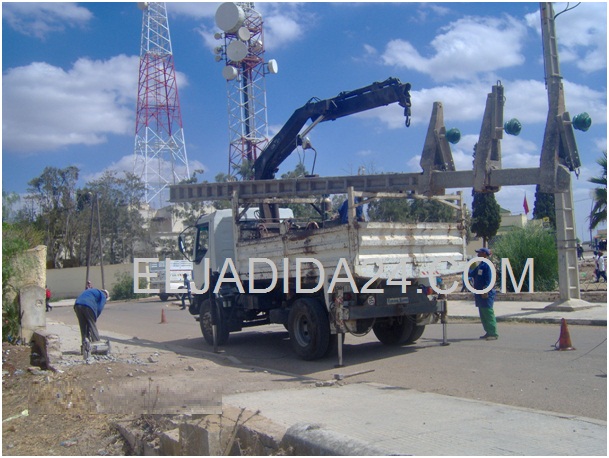 انتشال أعمدة الكهرباء يعود تاريخها إلى 1956 من شوارع الزمامرة