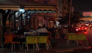 احتلال الملك العمومي من طرف أصحاب المقاهي و الفراشة و المنازل يثير العديد من الشكايات و المشاكل بمدينة الجديدة