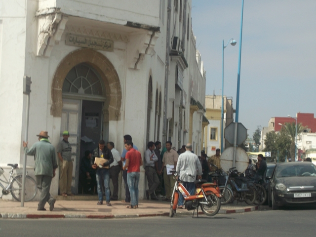 سكان إقليم الجديدة يقضون أغراضهم بمركز تسجيل السيارات في ظروف حاطة بالكرامة