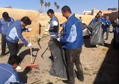 فضيحة... كوريون يجمعون أزبالنا وفضلاتنا في الحي البرتغالي بالجديدة (+ فيديو)