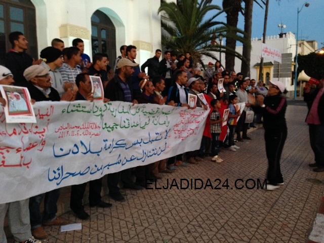 بالصور.. تنظيم وقفة احتجاجية أمام مسرح عفيفي للتنديد باعداء الوحدة الترابية للمملكة