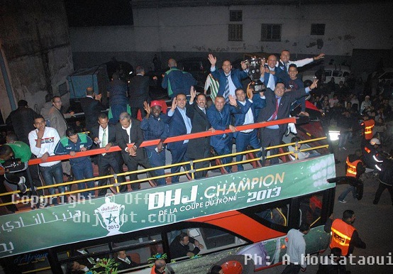 خبر طريف.. من مظاهر الاحتفال بدكالة، تاجر بمدينة الزمامرة يذبح خروفا ابتهاجا بفوز الدفاع الجديدي