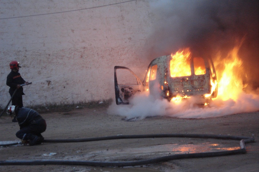 بالصور.. احتراق سيارة بالشارع العام بالجديدة دون تسجيل اي اصابات