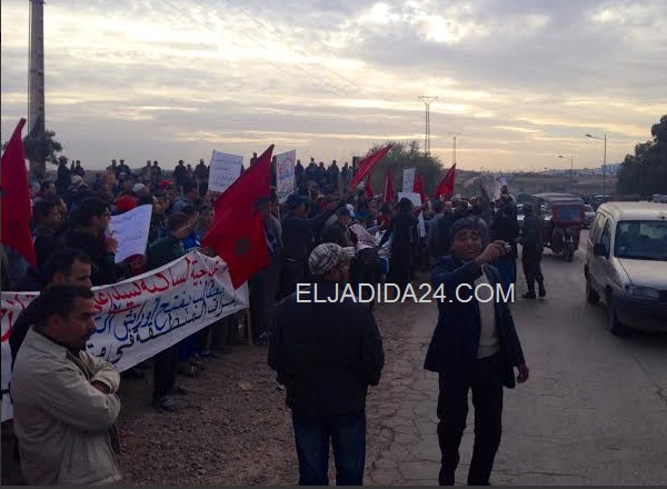 بالصور.. ساكنة سيدي علي بن حمدوش تخرج في وقفة احتجاجية من أجل إغلاق محل لبيع الخمور