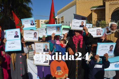 أطفال يستغيثون في وقفة احتجاجية أمام محكمة الاستئناف بالجديدة من اجل إنصاف معتقلي شركة لقنينات الغاز