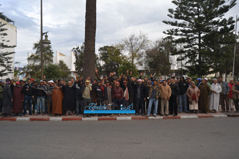 بالفيديو والصور تجار سوق الحمراء ينتفضون ضد قرار ترحيلهم في وقفة احتجاجية  أمام مقر  الجماعة الحضرية