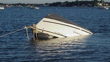 سواحل الجديدة تلفظ القارب البحري الذي اختفى منذ يومين وصاحبه مازال في عداد المفقودين