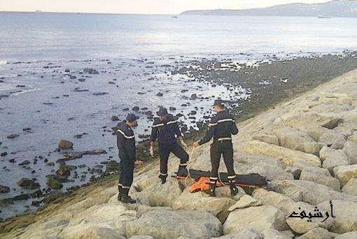 أمواج البحر تلفظ جنوب الجديدة نصف هيكل لصياد اعتبر في عداد المفقودين