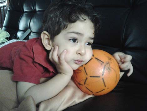 طلب مساعدة  من اجل عملية لاعادة السمع لطفل ايمن