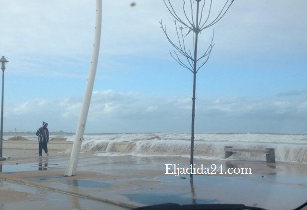 بالصور.. تسونامي صغير يضرب سواحل الجديدة بعد ارتفاع موج البحر الى اكثر من 6 امتار