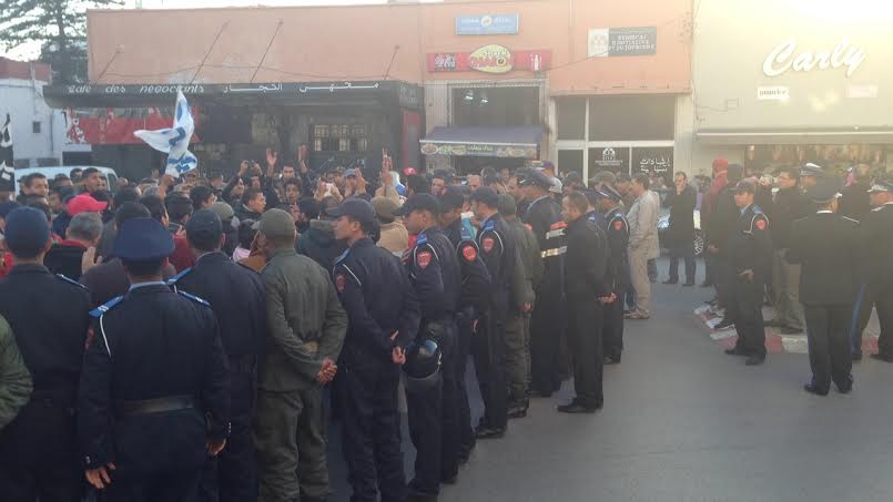 السلطات المحلية والامنية بالجديدة تتدخل وتمنع بالقوة مسيرة احتجاجية لحركة 20 فبراير