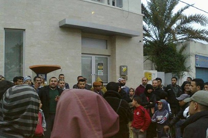 ساكنة آزمور تخرج مرحبة بالحافلات الجديدة ردا على الوقفة الاحتجاجية لسائقي الطاكسيات الصغيرة