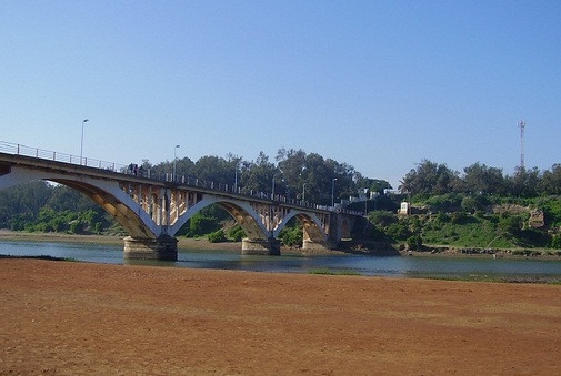 كارثة بيئية تهدد الشريط الساحلي لولجة سيدي علي بن حمدوش بآزمور