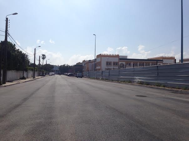 بعد عجز بلدية الجديدة.. المكتب الشريف للفوسفاط يعبد شارعا رئيسيا قرب قصر العدالة