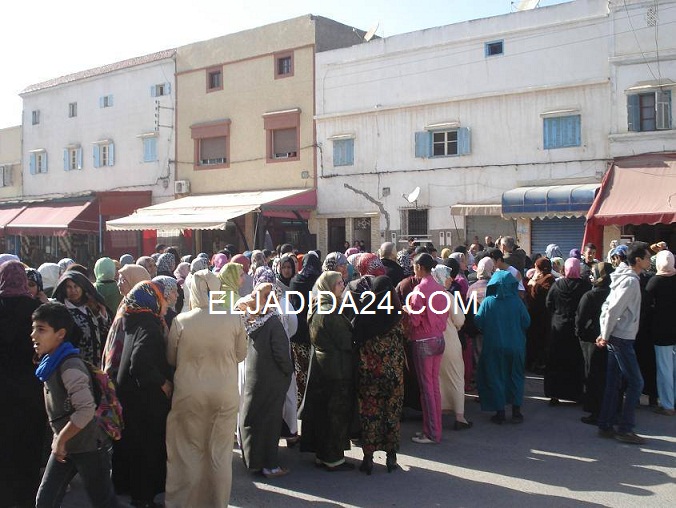 مسيرة شعبية بآزمور للمطالبة بتوفير معبر آمن بمحطة القطار بآزمور بعد فاجعة دهس سيدتين