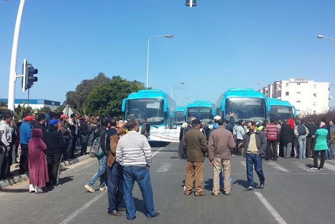 المعطلون بالجديدة يمنعون حافلات الفوسفاط من التوجه إلى الجرف الأصفر (+ فيديو)‎