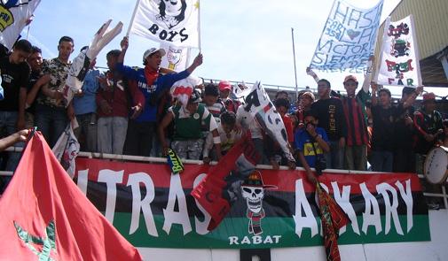 درك الجديدة يعتقل 4 أشخاص من جماهير الجيش الملكي هاجموا شاحنة وكسروا واقيتها الامامية على الطريق السيار