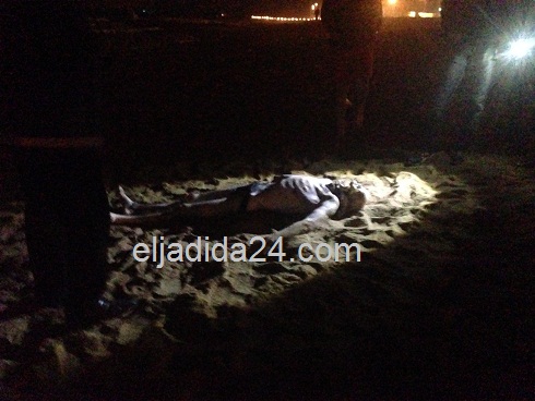 مياه البحر بشاطئ الجديدة تلفظ جثة مجهولة الهوية + صور