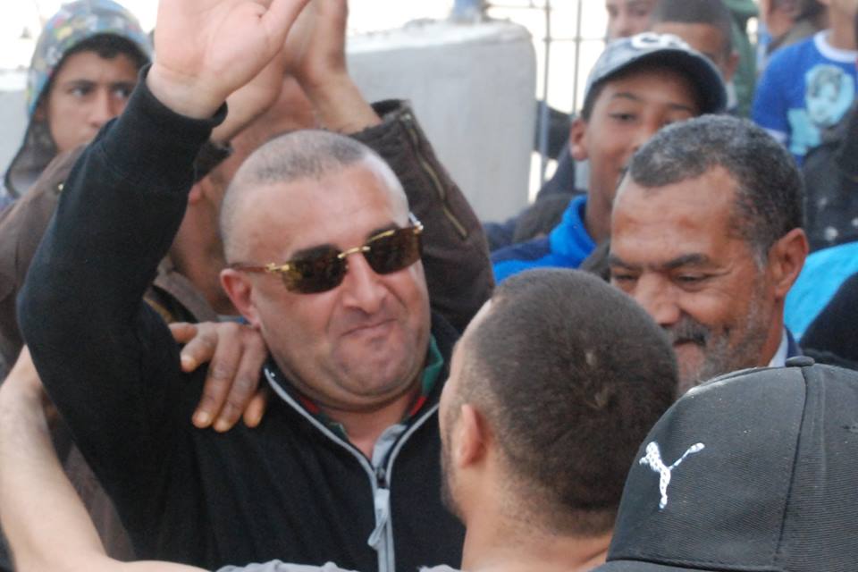 أشباه الصحفيين يتناسون خيانة بنشيخة و يصرون على التقاط صور معه