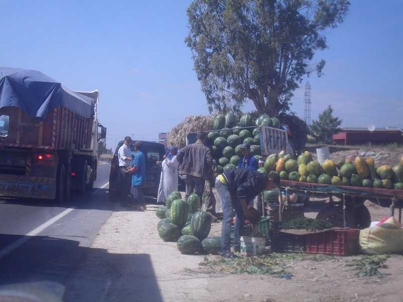 نشاط تجاري موسمي بمدار  المصور راسو يخلق الفوضى بالطريق الوطنية