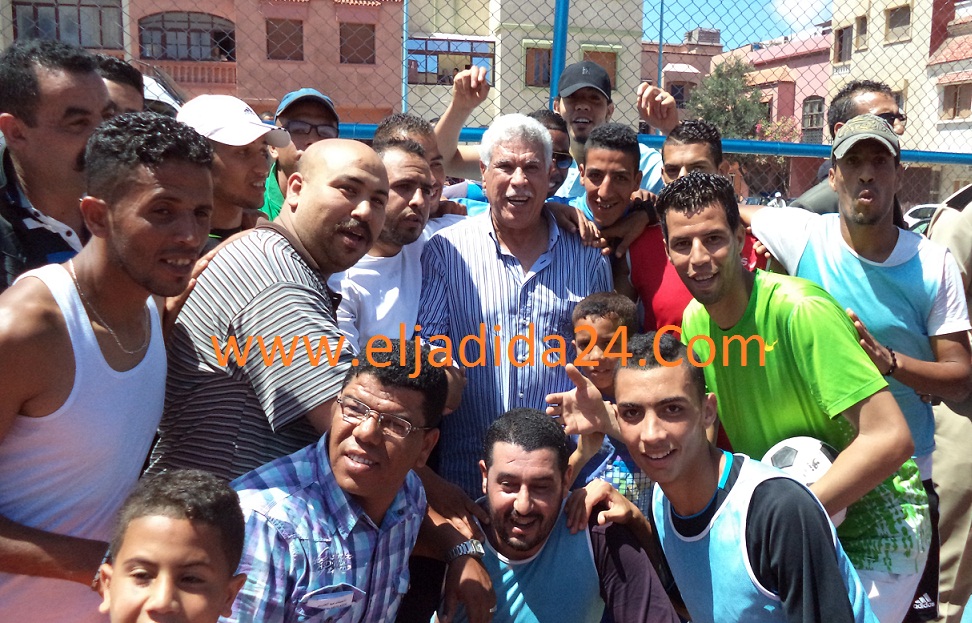 السكان يستقبلون شحاتة بحفاوة كبيرة بالأحياء الشعبية للجديدة بمناسبة تدشين ملاعب القرب