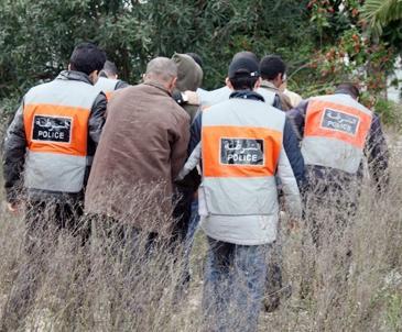 مجرم يستغل تدخلا أمنيا طارئا بدائرة أزمور للفرار مصفد اليدين على متن عربة شرطية 4X4