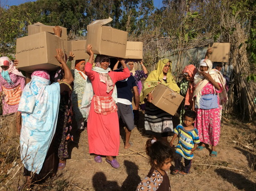 بالتنسيق مع رئيس جمعية الصقور بالجديدة.. دولة الامارات توزع مساعدات رمضانية على المعوزين بدكالة عبدة