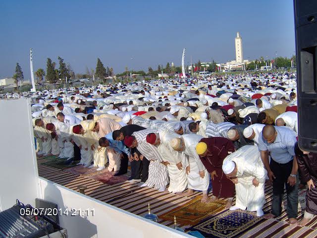 المصلون يؤدون صلاة عيد الفطر بساحة القواسم بالزمامرة