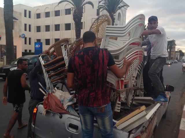 بالصور.. السلطات تشن حملة لتحرير الملك العمومي بكورنيش الجديدة وتحجز المئات من العربات والكراسي