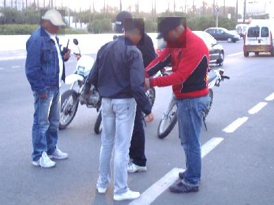 مصالح الامن بالجديدة توقف مشتبها به في ظاهرة التشرميل بميناء الجديدة ولصا متلبسا باستهداف النساء بالشارع العام ببوشريط