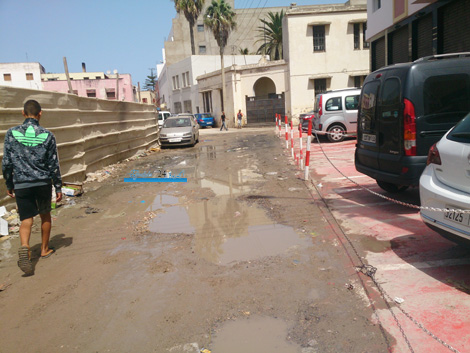 بالصور.. صاحب عمارة يفرض على المواطنين المرور فوق الأوساخ والأوحال