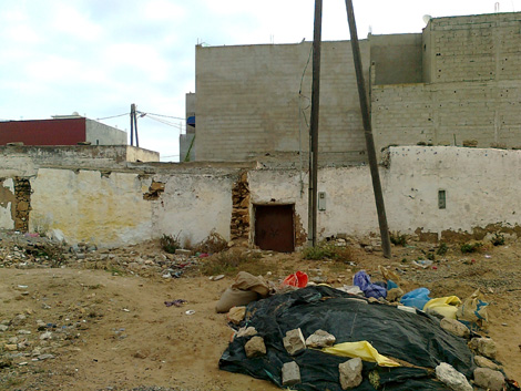 سكان حي المسيرة مهددون بالعطش بسبب إزالة حنفية الماء الشروب