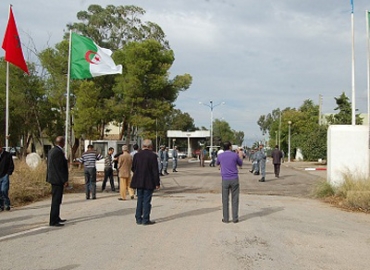 ترحيل مواطن جزائري ضبط بالقرب من الموقع الإستراتيجي للجرف الأصفر على مقربة من الوحدات العسكرية