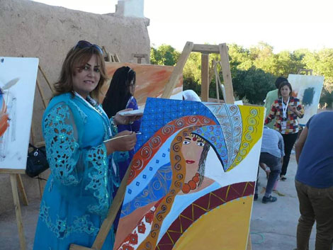 ممثلة دكالة الفنانة ازهور معناني تحط الرحال بقلعة مكونة