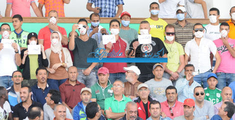 بعض أنصار الدفاع الحسني الجديدي يحتجون بتكميم أفواههم