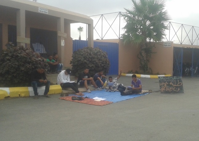 طلبة الجديدة يعتصمون أمام الحي الجامعي